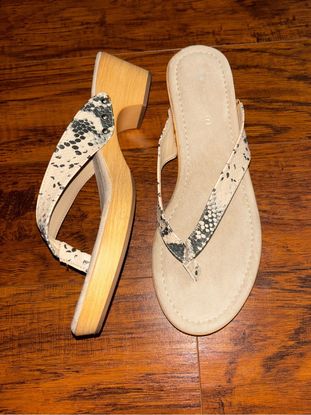 Madden Girl Saassy Thong Sandals Beige Snakeskin Print Wooden Heel Women’s 9